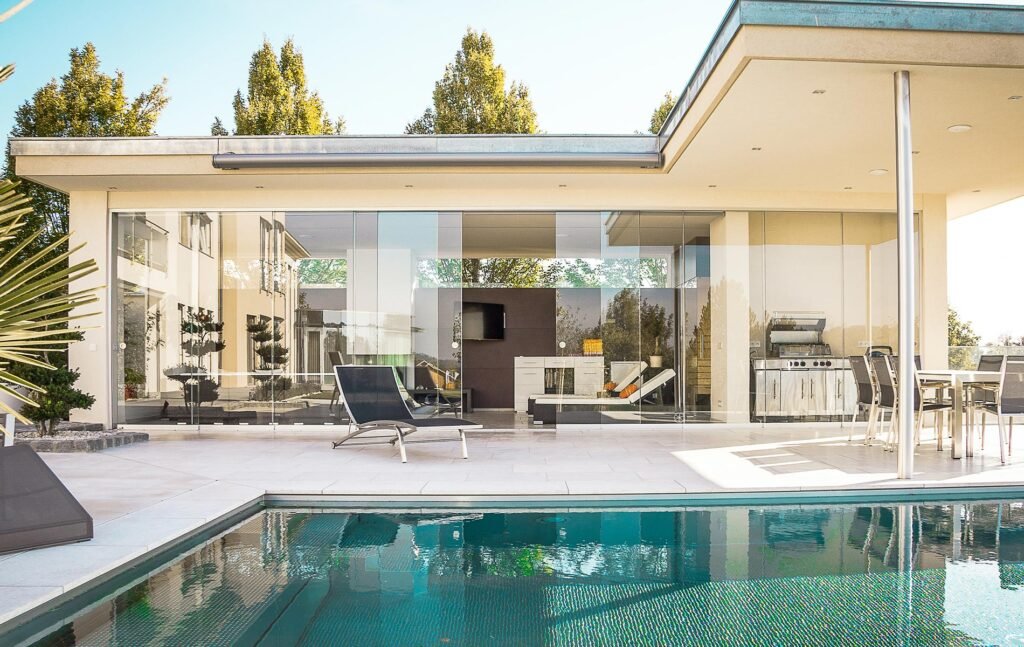 casa estilo moderno con piscina