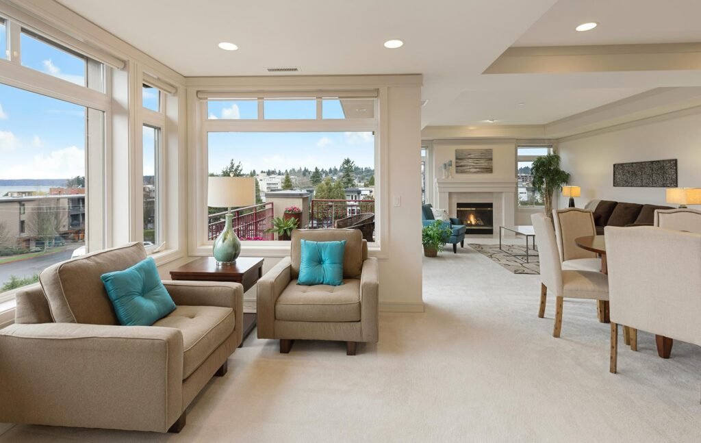 habitación de living con almohadones de color turquesa