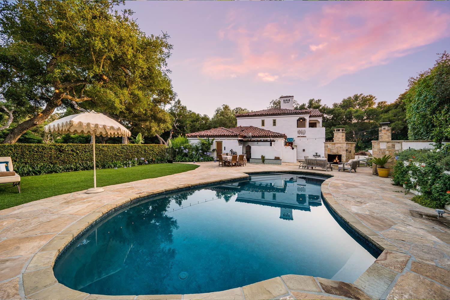 casa en el fondo con atardecer y piscina